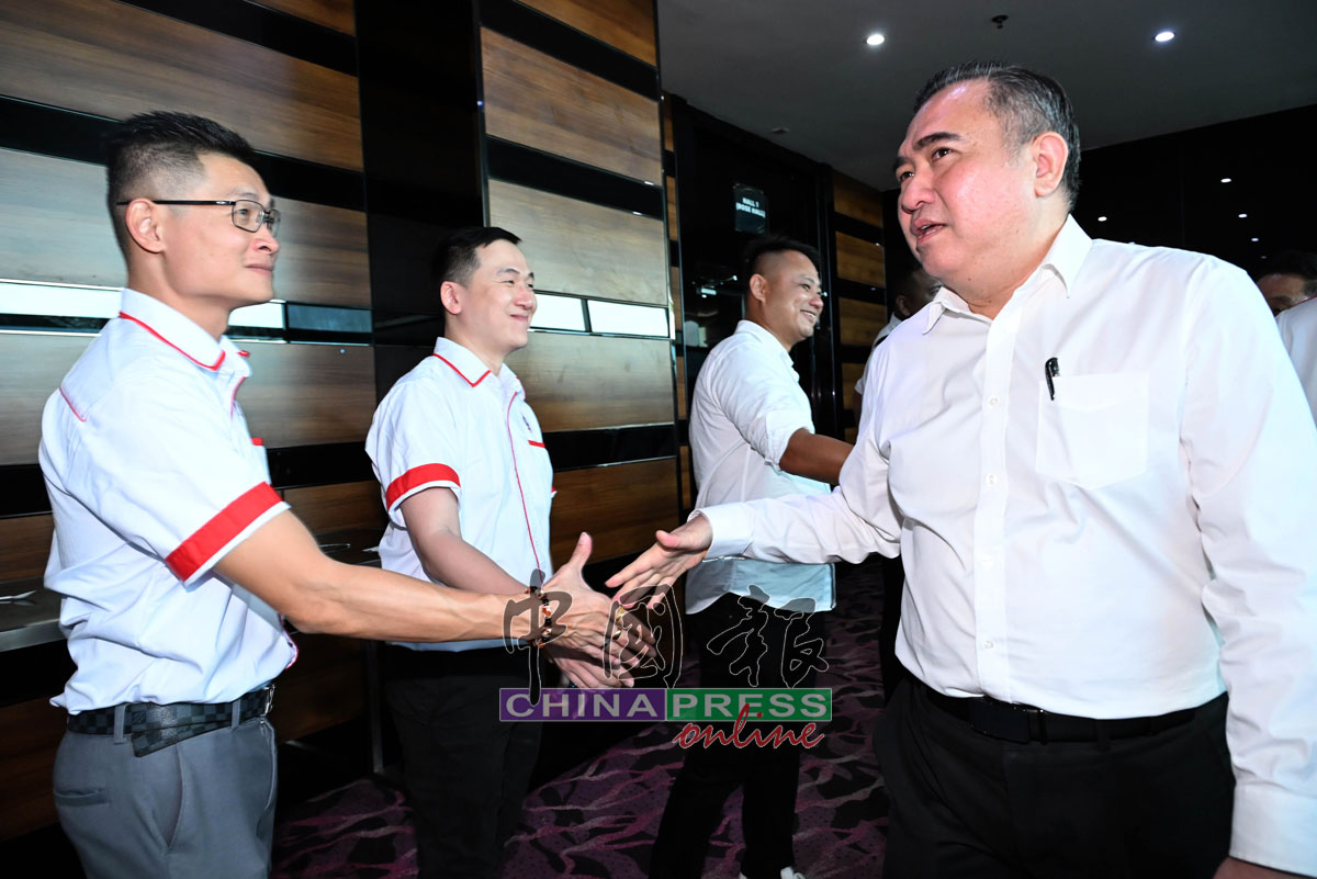 雪州行动党代表大会开幕仪式结束后，陆兆福（右）与在场党员握手。