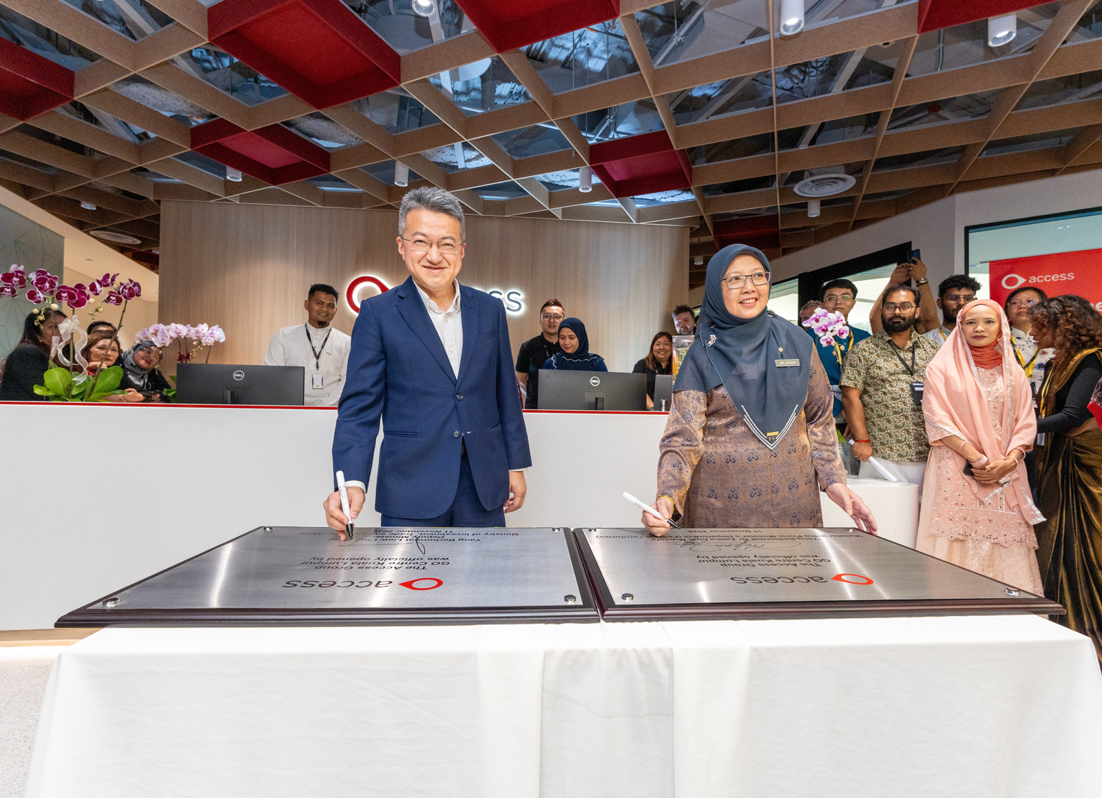 刘镇东(左)和扎丽哈为Access全球营运中心主持开幕。