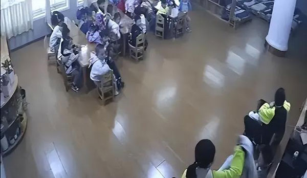 幼师竹签 扎孩子嘴 同事视若无睹