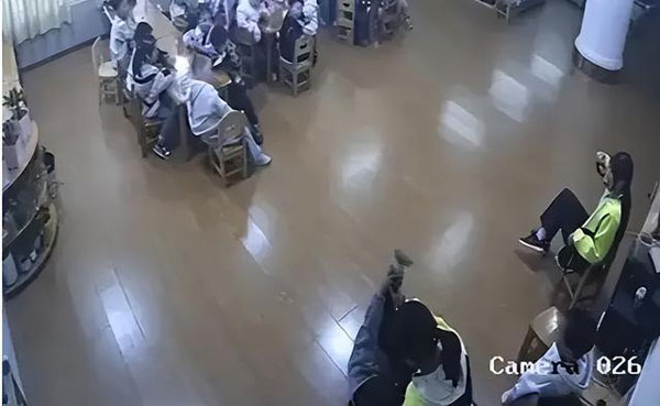 幼师竹签 扎孩子嘴 同事视若无睹