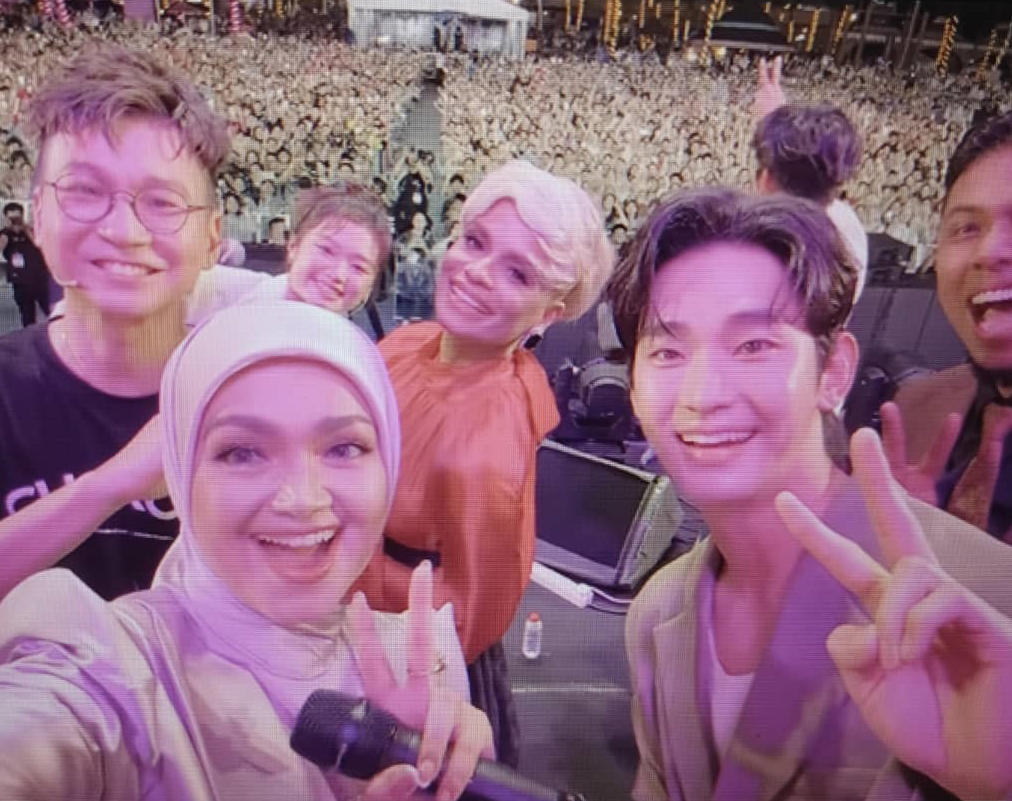 拿督斯里西蒂诺哈丽查“揪”金秀贤玩自拍，其他人也跑到金秀贤身后入镜，画面非常搞笑。