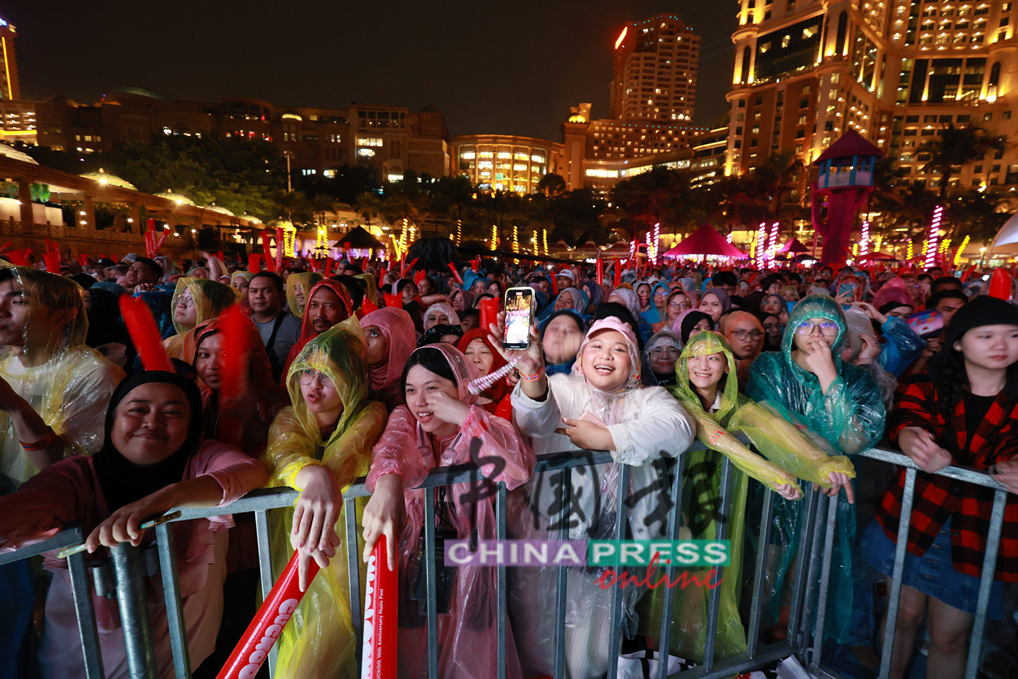 粉丝冒雨等候只为见金秀贤一面。