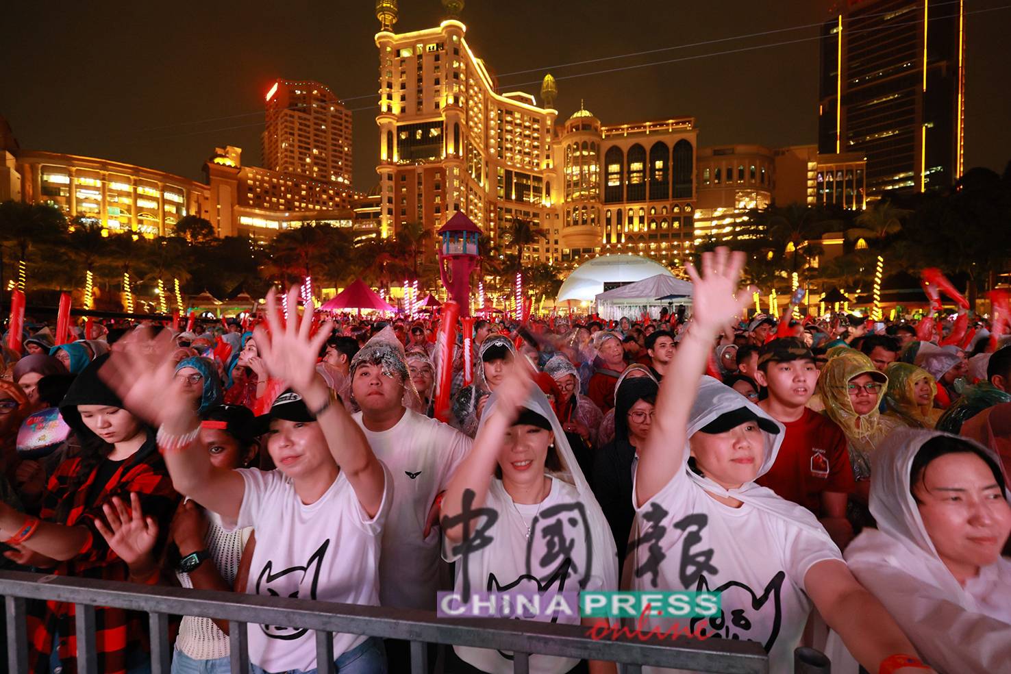 粉丝冒雨等候只为见金秀贤一面。