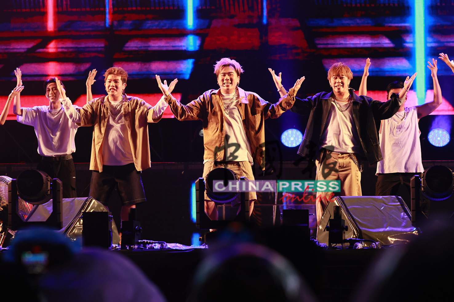 3P又唱又跳，炒热现场气氛。