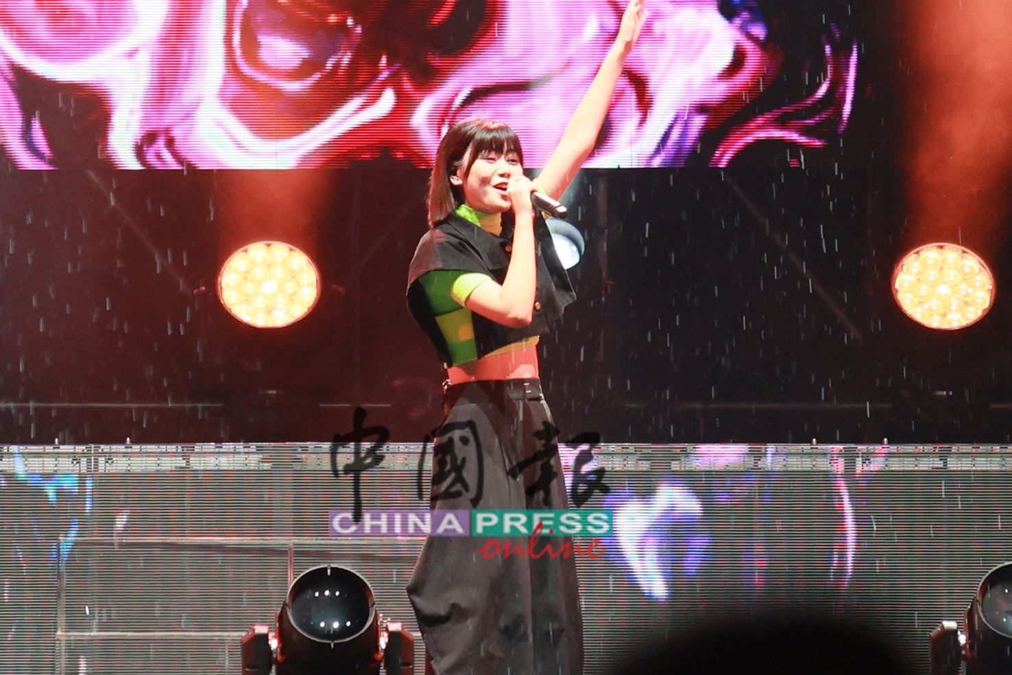 蔡恩雨献唱《夜空中最亮的星》。