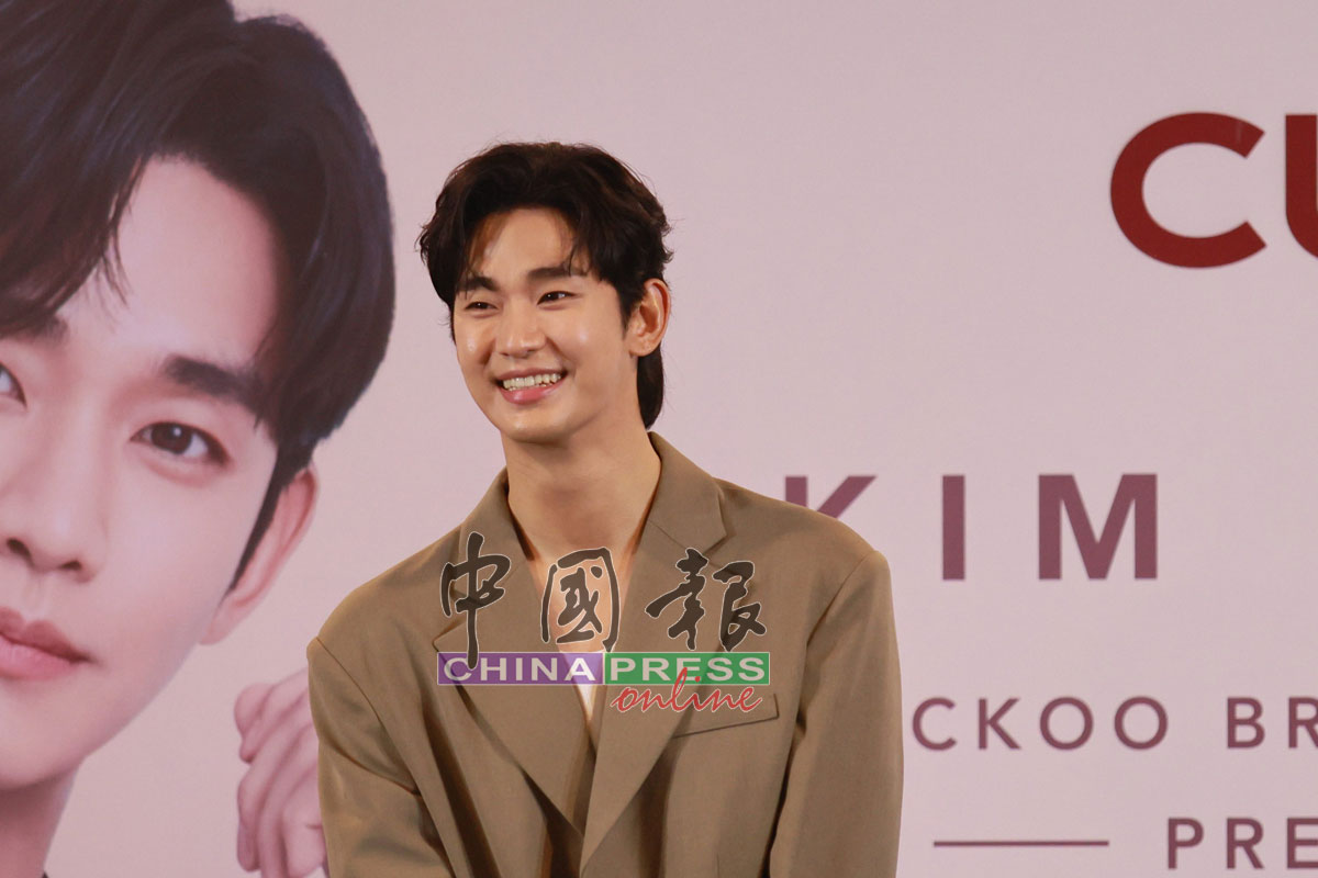 金秀贤全程谈笑风生，非常亲民。