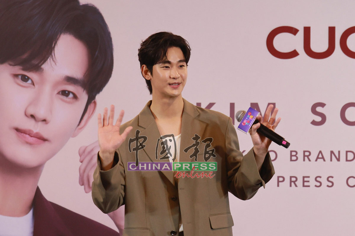 金秀贤全程谈笑风生，非常亲民。