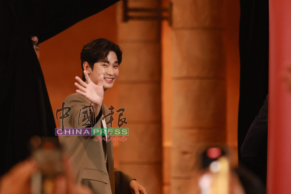 金秀贤临走前不忘跟媒体挥手致谢，毫无大明星架子。