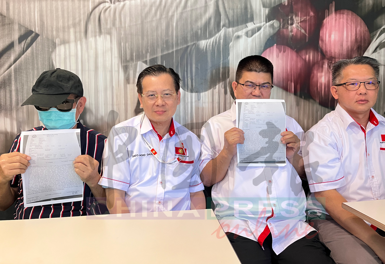 事主(左)在梁柏耀(左2)陪同下召开记者会,左3起是众民党党员黄吉民和陈华强。