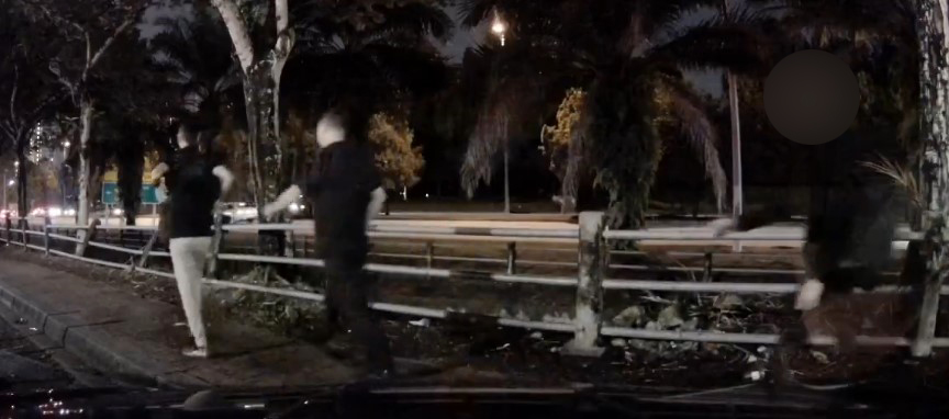 3名相信是爆窃匪的男子，大摇大摆地从镜头前走过。