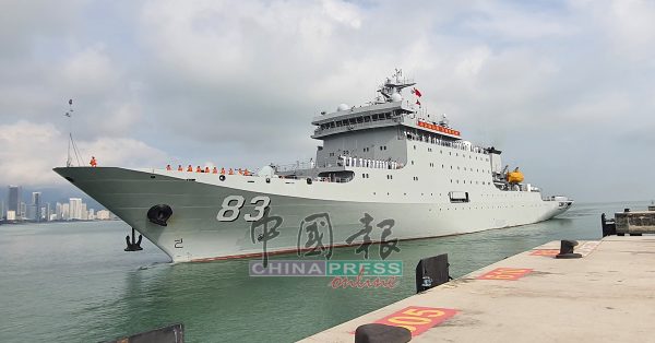 中国海军“戚继光”号(舷号83)训练舰。