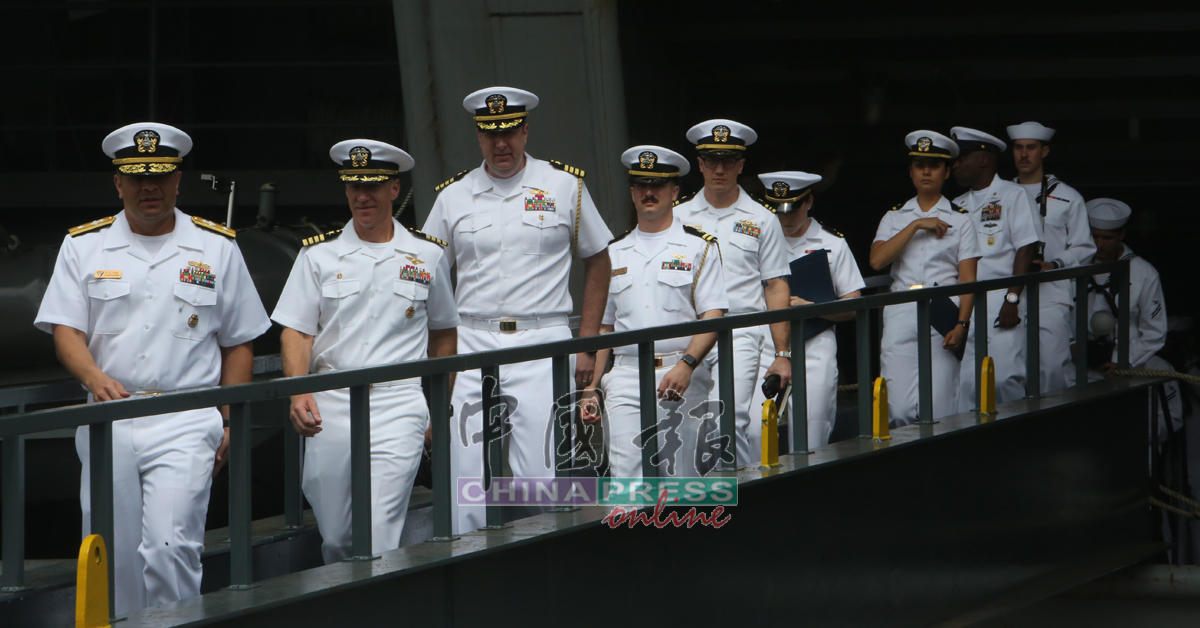 阿丹·克鲁兹(左)率领高级官员,准备出席欢迎仪式和记者会。