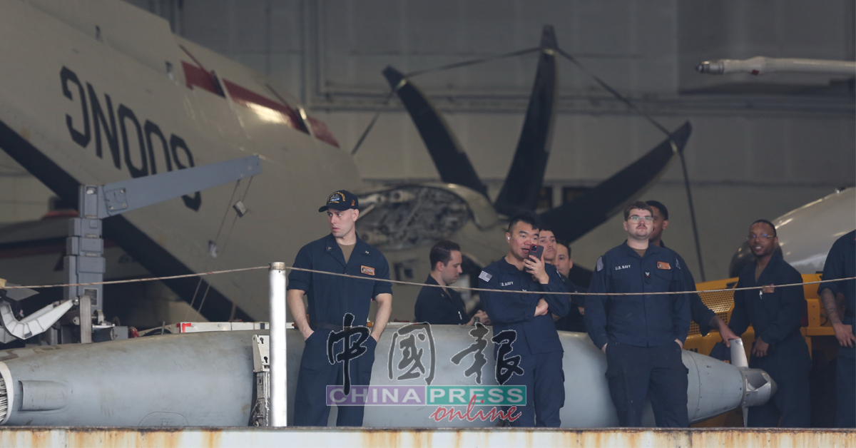 根据“林肯”号的提供的资料,有44%的舰上官兵的平均年龄介于20-24岁。