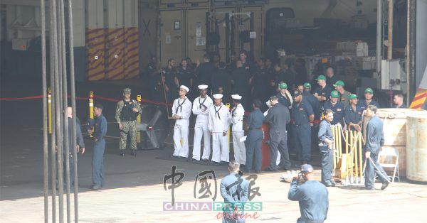 访马的美国海军“林肯”号(CVN 72)航空母舰,舰上就有5000名官兵一同出访。