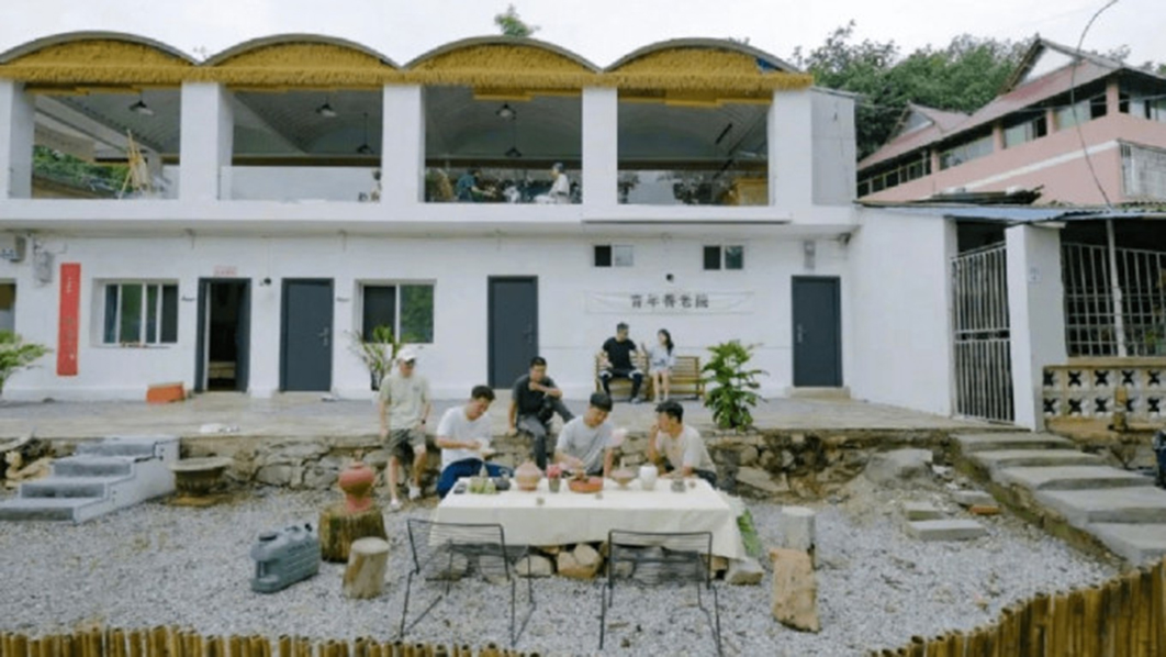 中国各地已开出由民宿、咖啡馆等改装而成的数百间青年养老院。（微博）