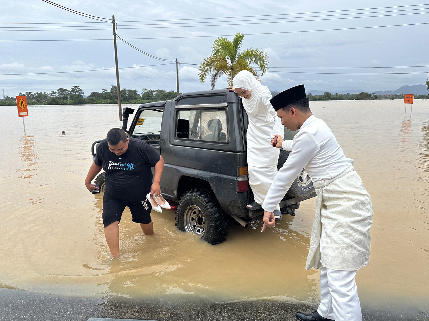 ALOR SETAR, 30 Nov  -- Hari ini dalam sejarah buat pasangan pengantin Nur Izzatul Asma Mustafa, 22, dan Mohamed Khairie Mohamed Kamal, 28, apabila melangsungkan majlis akad nikah dalam suasana banjir yang melanda di kawasan inap desa yang disewa keluarga mereka sini hari ini.

--fotoBERNAMA (2024) HAK CIPTA TERPELIHARA