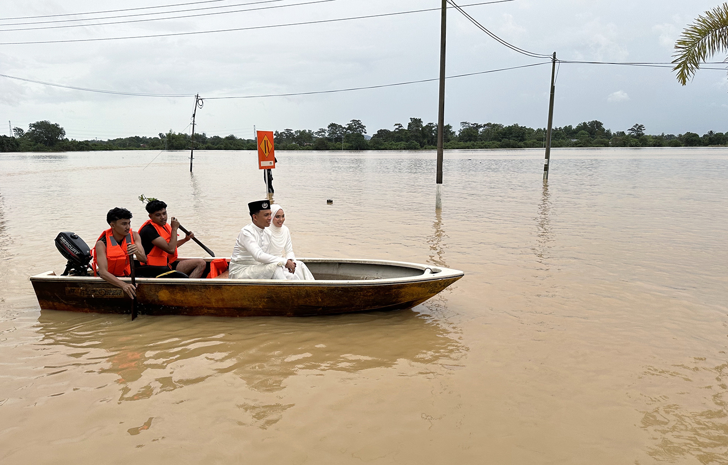 ALOR SETAR, 30 Nov  -- Pasangan pengantin Nur Izzatul Asma Mustafa, 22, dan Mohamed Khairie Mohamed Kamal, 28, bergambar kenangan selepas selesai majlis akad nikah berikutan banjir yang melanda kawasan inap desa yang disewa keluarganya.

--fotoBERNAMA (2024) HAK CIPTA TERPELIHARA
