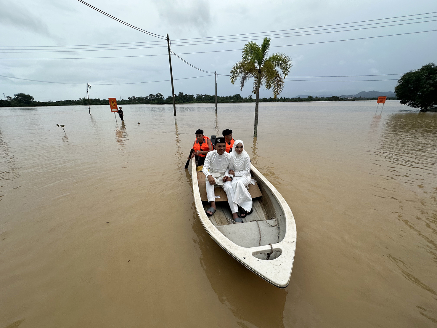 ALOR SETAR, 30 Nov  -- Pasangan pengantin Nur Izzatul Asma Mustafa, 22, dan Mohamed Khairie Mohamed Kamal, 28, bergambar kenangan selepas selesai majlis akad nikah berikutan banjir yang melanda kawasan inap desa yang disewa keluarganya.

--fotoBERNAMA (2024) HAK CIPTA TERPELIHARA