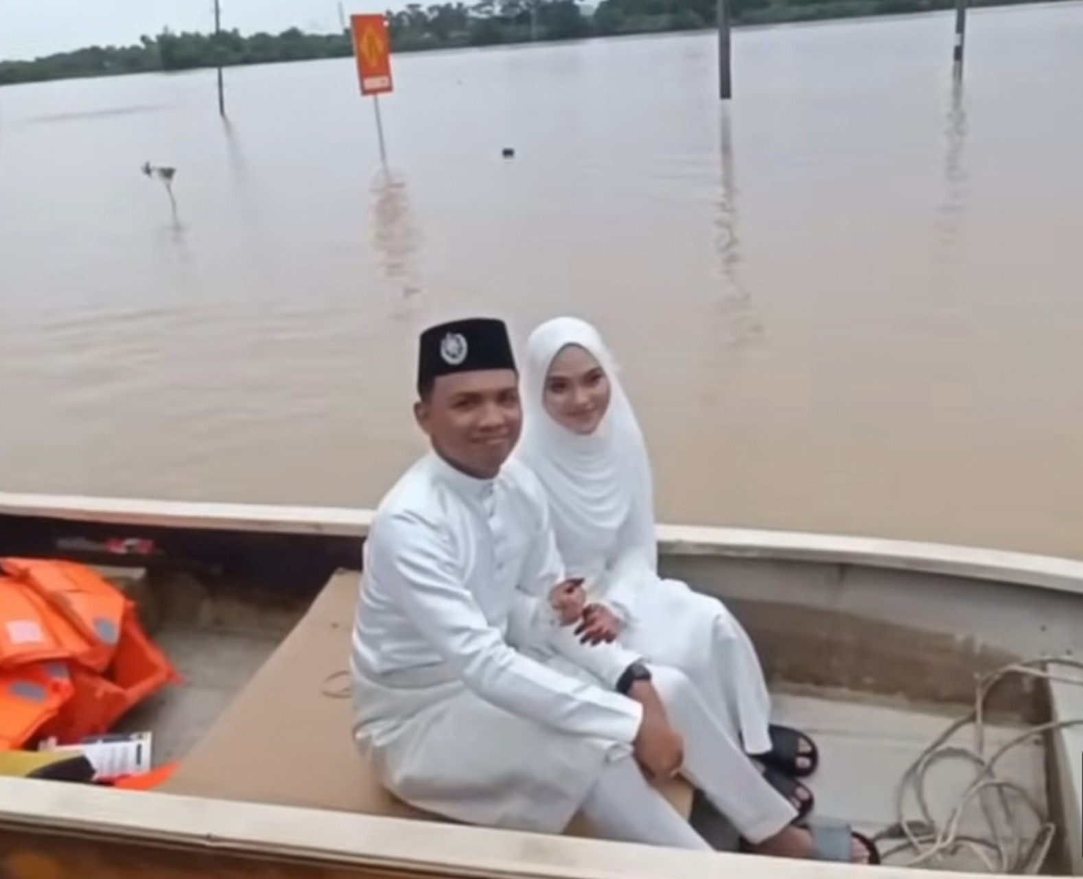 新人坐在舢板上，拍下“另类婚纱照”。