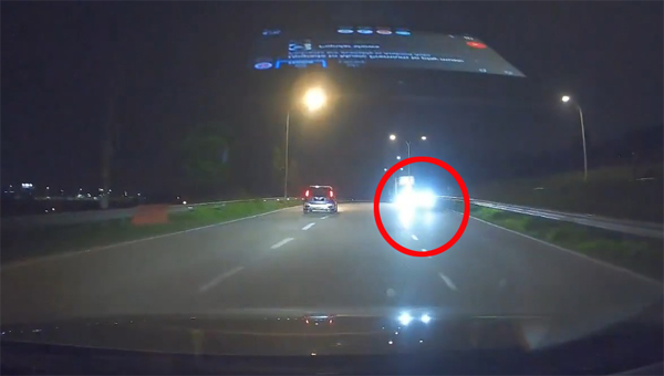 轿车逆向行驶，吓得其他车辆闪避。
