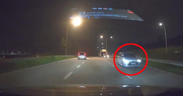 警方目前已针对轿车逆向行驶事件开档调查。