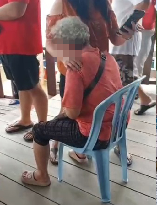 相信是死者亲属的华裔老妇当场失声痛哭。