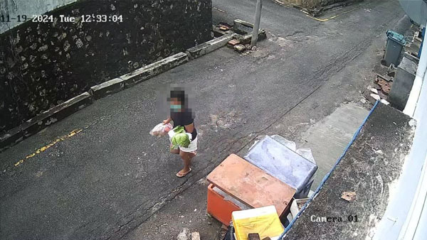 华裔妇女趁业者不注意,拿走一大堆食材。