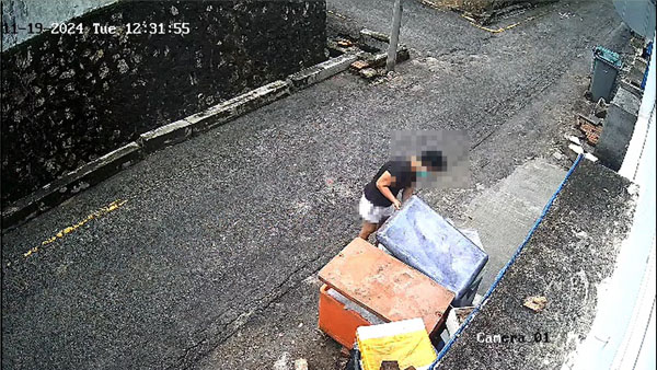 贪小便宜的华裔妇女，盗走一堆食。
