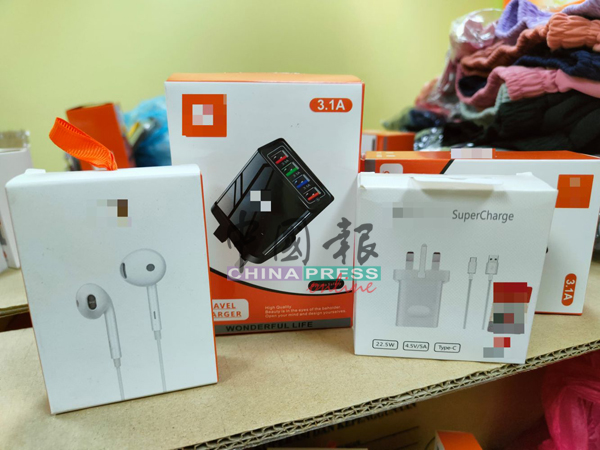 各种赝品手机配件。