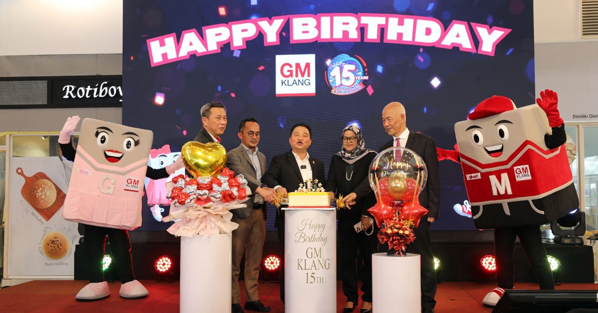 胡禄滨(左起)、卡玛艾斯、黄瑞林、库再玛及林成国于宣传活动推介礼上共庆巴生巨盟批发城15周年。