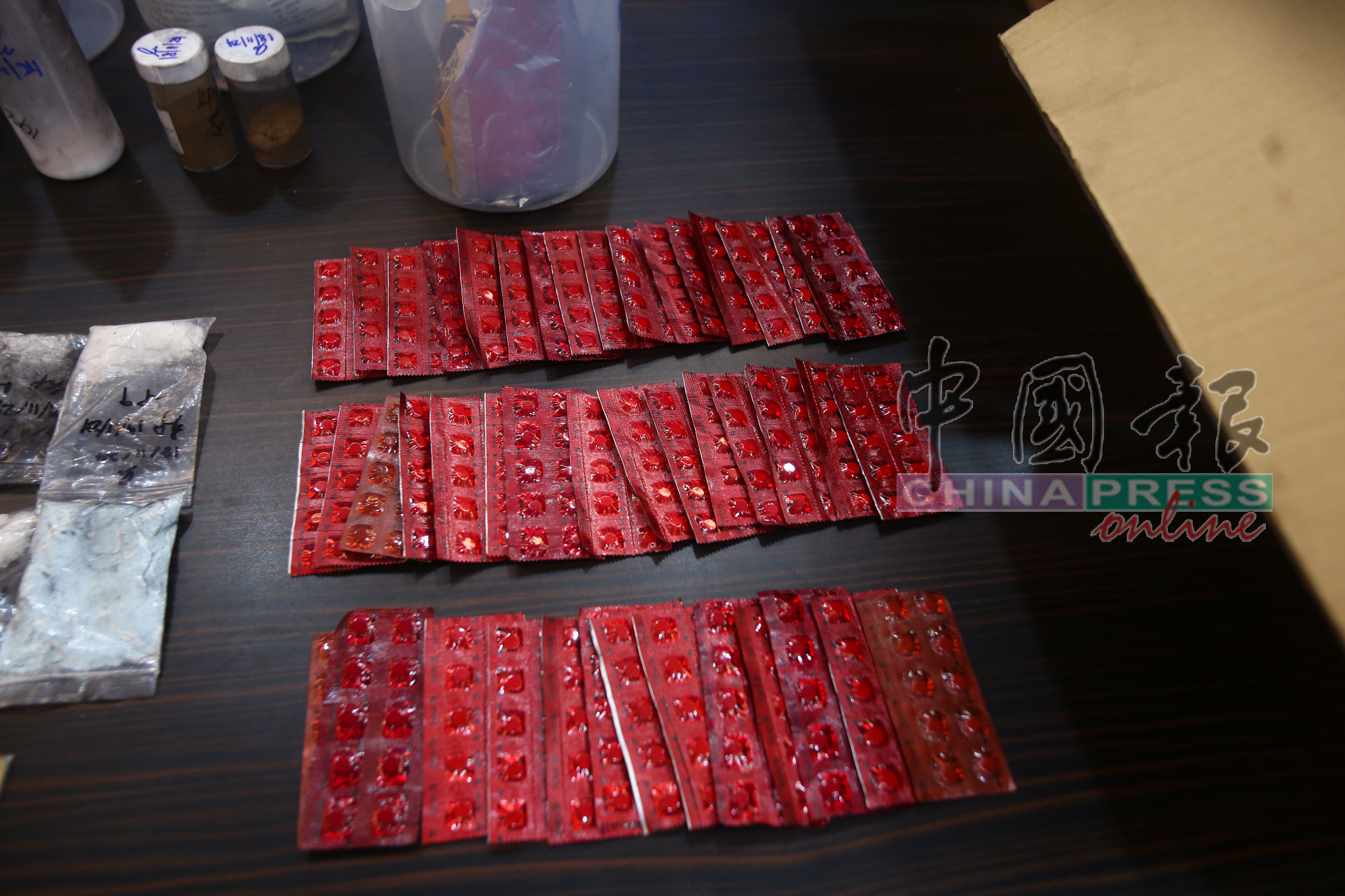 除了MDMA饮料包，警方也起获少量其他类型的毒品。