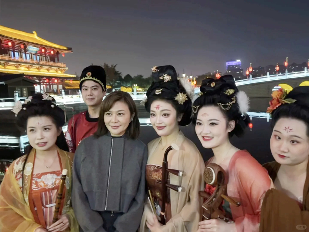 网友晒出关之琳与一群古装美女合照。