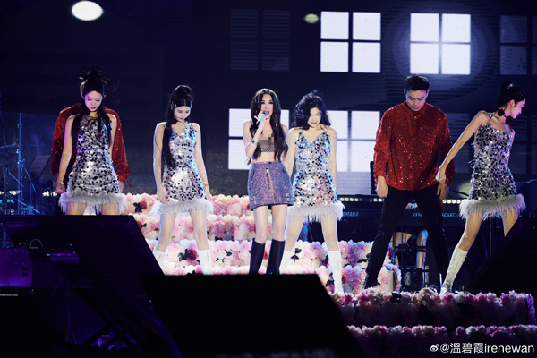 穿着性感的她，宛如少女。
