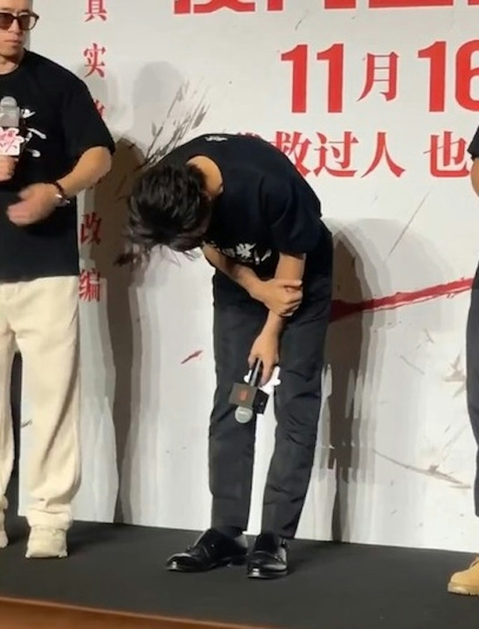 黄晓明之前为女友叶珂的风波鞠躬道歉。