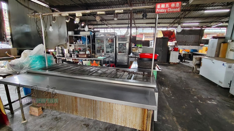 受视频事件影响，涉嫌用自己用过的汤匙品尝摊上的多道菜肴的杂菜饭摊主，于周四（7日）暂停营业。