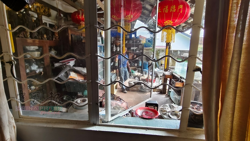 窃贼于周五晚上破坏铁架窗户后，闯入吴秀维的住家爆窃。