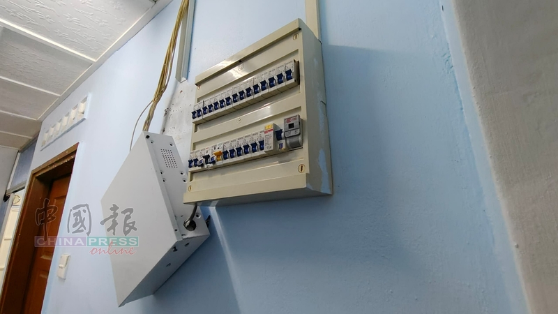 警报器响起后，窃贼在惊慌中急忙破坏了警报器。