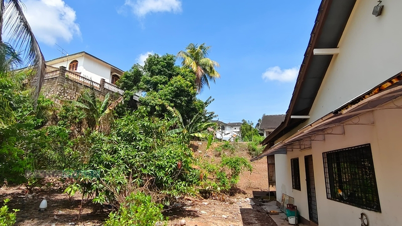4名结伙入屋的男子先把摩哆停在鲜少人居住的邻居住家，随后翻墙进入屋主吴秀维的住家。