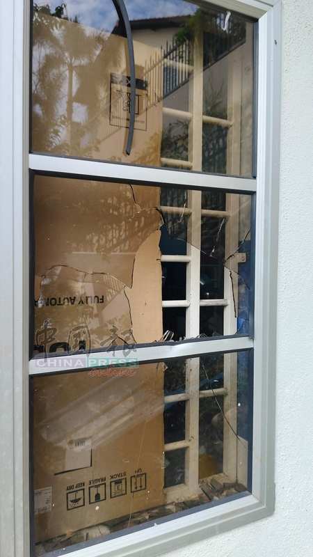 在11月5日发生的爆窃案中，吴秀维的住家玻璃窗口被窃贼打破。