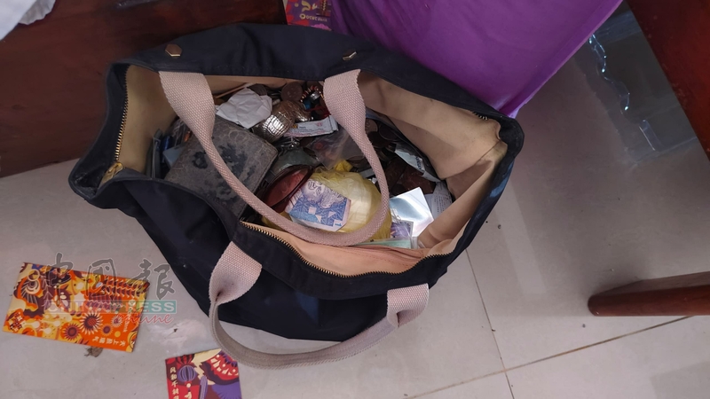 女性包包内的钱币也被窃贼偷走。