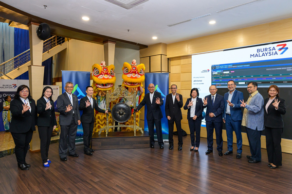 陈秀娟、黄爱美、阿末凯鲁丁、许任权、布鲁乐、莫哈末哈扎尼、哈妮达、阿都华希、罗海扎、达利、爱娜，见证3Ren上市。
