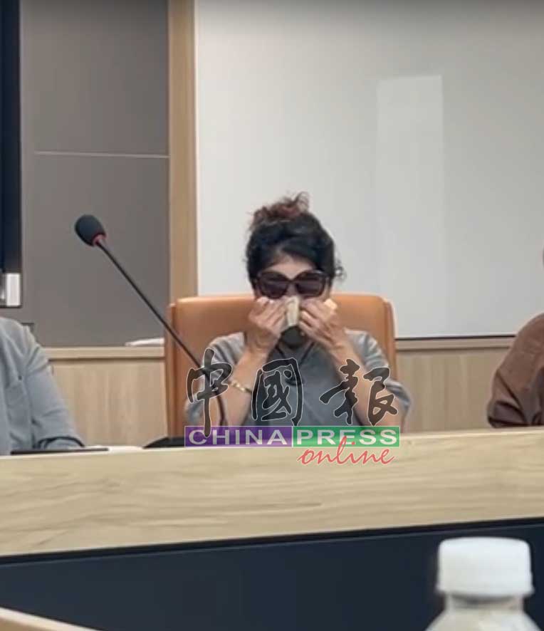 翁女士在记者会上数度落泪，并说“很心痛”。