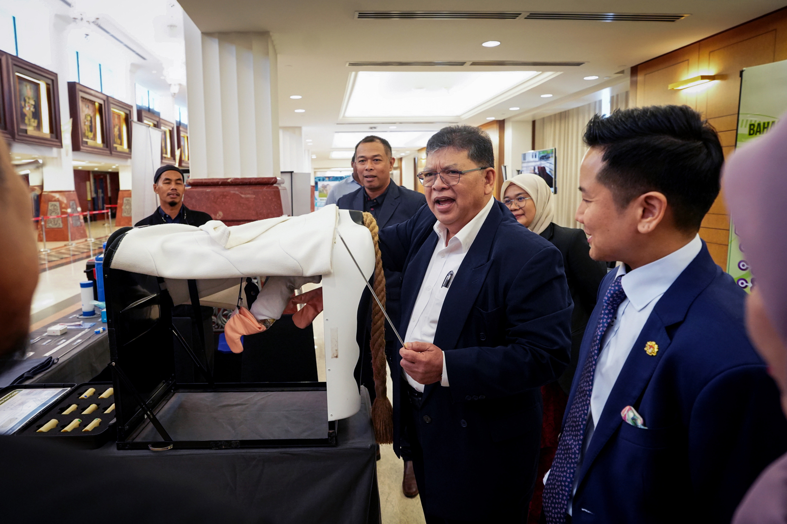 佐哈里（右）到配合大马混种肉牛产业潜力研讨会而举行的展览摊位参观。