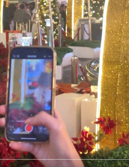 圣诞节装饰着火，许多民众围观拍摄。