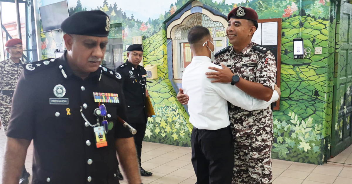 慕勒(右2)离开监狱前,与狱官拥抱告别。