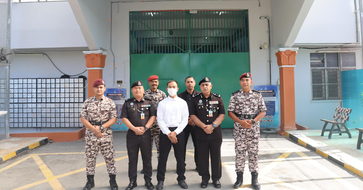 慕勒(白衣者)离开加影监狱前,与狱官们拍照。