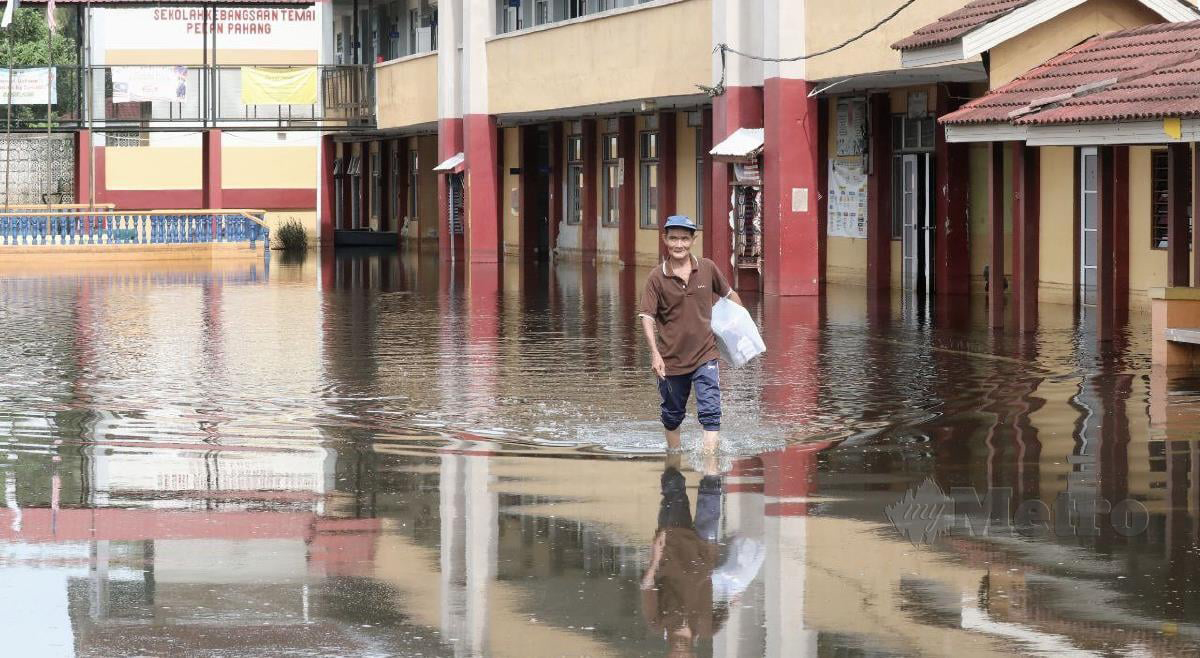北根德迈国小因泛滥河水淹及校园后,一直静止不消退,逾百名学生改为居家上课。