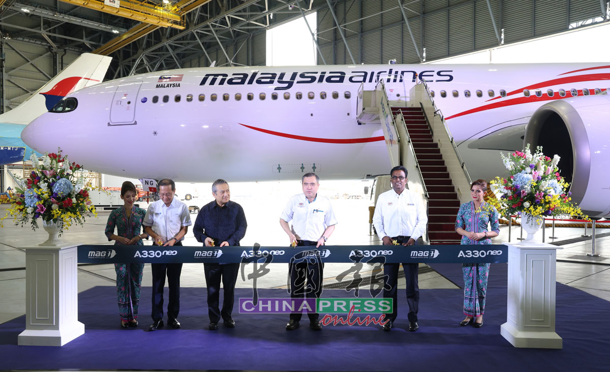 依占伊斯迈（左2起）、阿米鲁费沙、陆兆福和加纳山蒂兰为马航首架A330neo客机主持剪彩仪式。