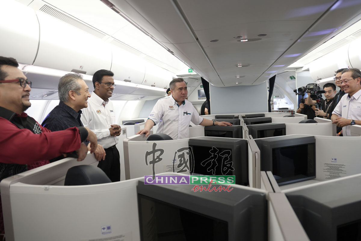 陆兆福（左4）参观A330neo客机的商务舱。