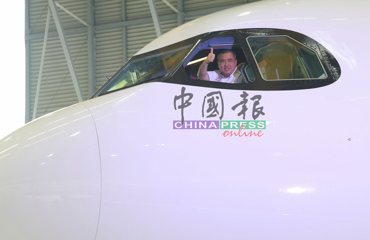 陆兆福参观A330neo客机的驾驶舱后伸手比赞。